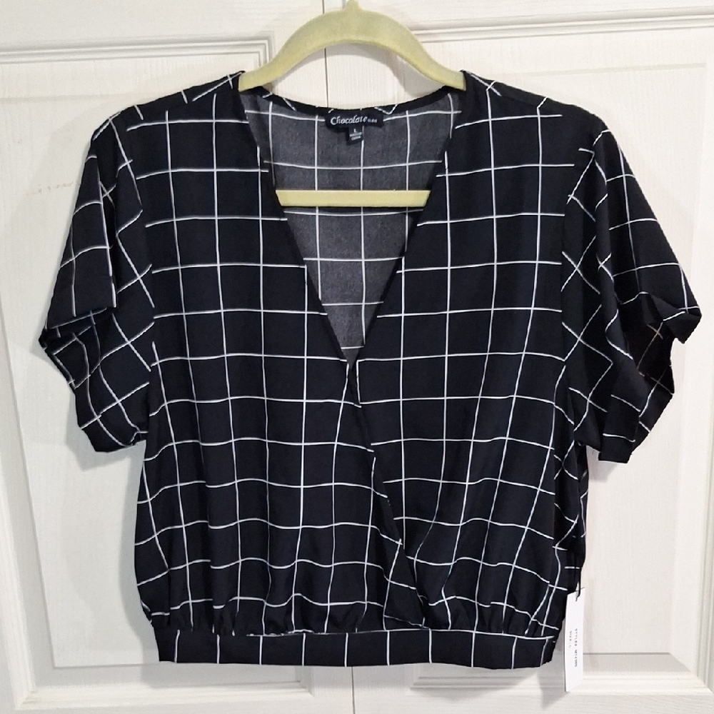 Chocolate USA V-neck Crop Blouse Short Sleeves Lightweight - L- Black White